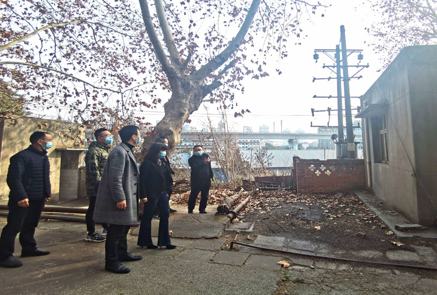 圖片2：公司黨支部書記、董事長陳平帶隊對磨刀溝倉庫資產(chǎn)進行安全檢查_副本