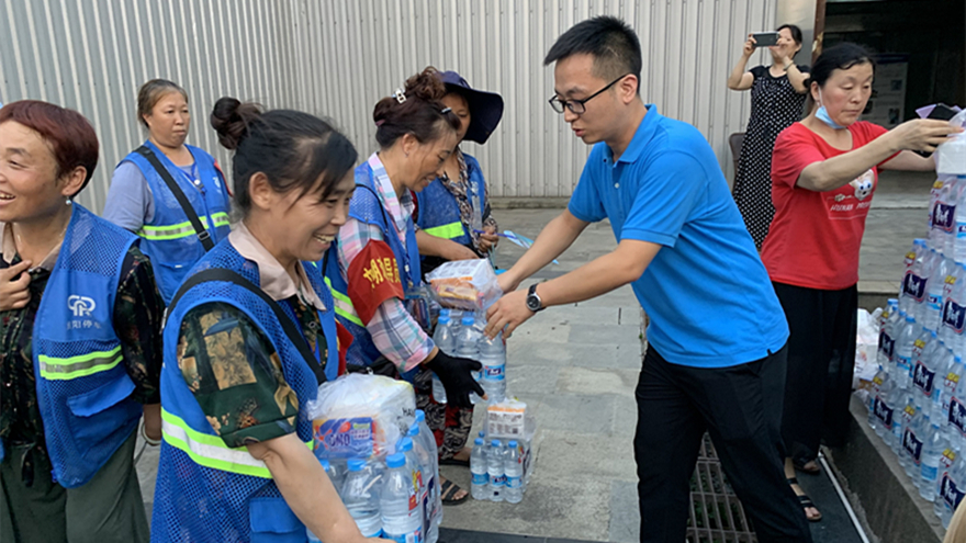 發(fā)放防暑降溫物資 發(fā)放防暑降溫物資