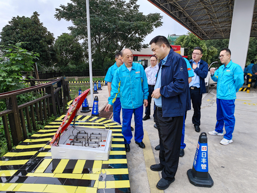 圖1：集團(tuán)黨委書記、董事長(zhǎng)肖林督導(dǎo)加油站安全工作