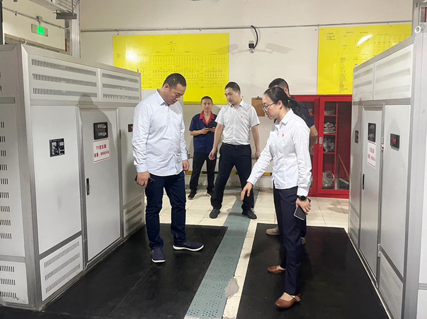 圖2：集團(tuán)黨委副書記、總經(jīng)理孫瑞云督導(dǎo)建設(shè)大廈變配電室安全