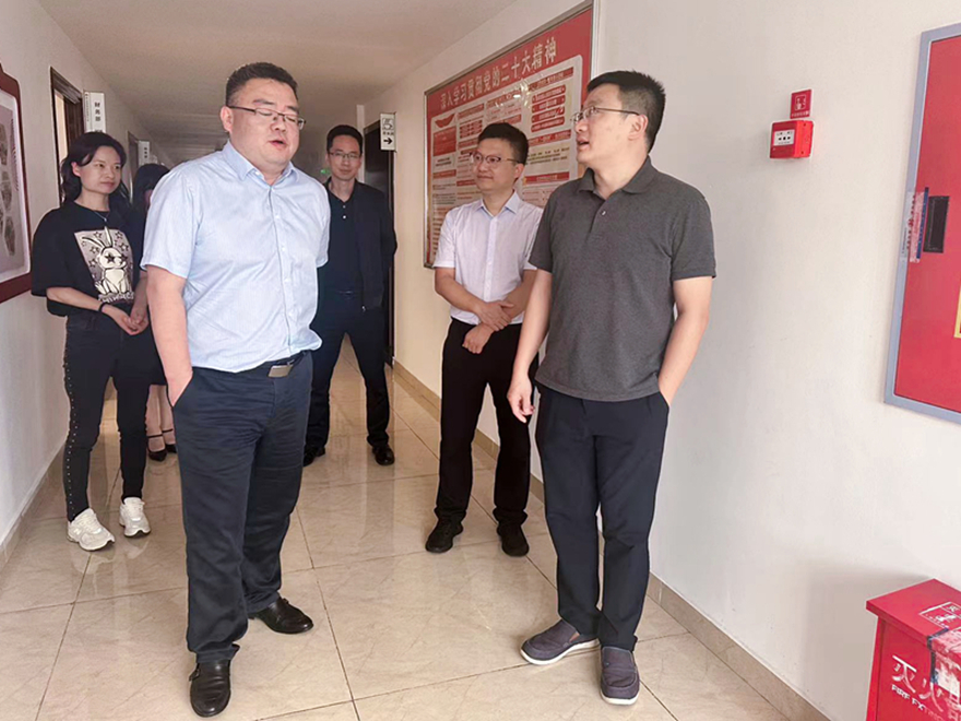 圖5：集團(tuán)總會(huì)計(jì)師齊飛、副總經(jīng)理馬江水督導(dǎo)辦公區(qū)域消防安全